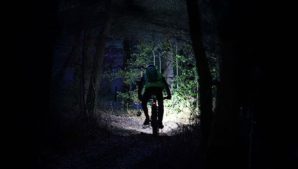 Cycliste-dans-la-nuit